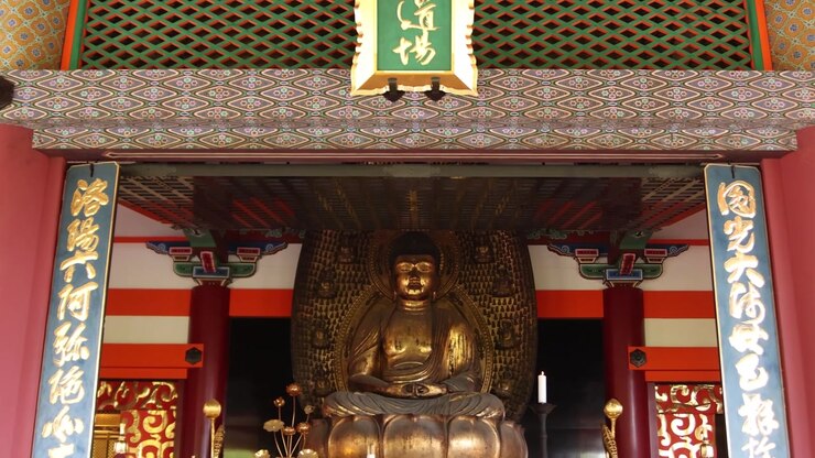 Nærbillede inde i Kiyomizu-dera-templet i Kyoto, der viser et udsmykket buddhistisk alter, hellige statuer og rigt dekorerede indvendige detaljer inden for det historiske Higashiyama tempelkompleks.
