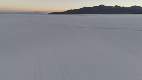 Salar-De-Uyuni,-Bolivien,-Südamerika,-Wüste,-Salzwüste,-Landschaften,-Luftaufnahme,-Drohnenansicht,-Berge,-Sonnenuntergang