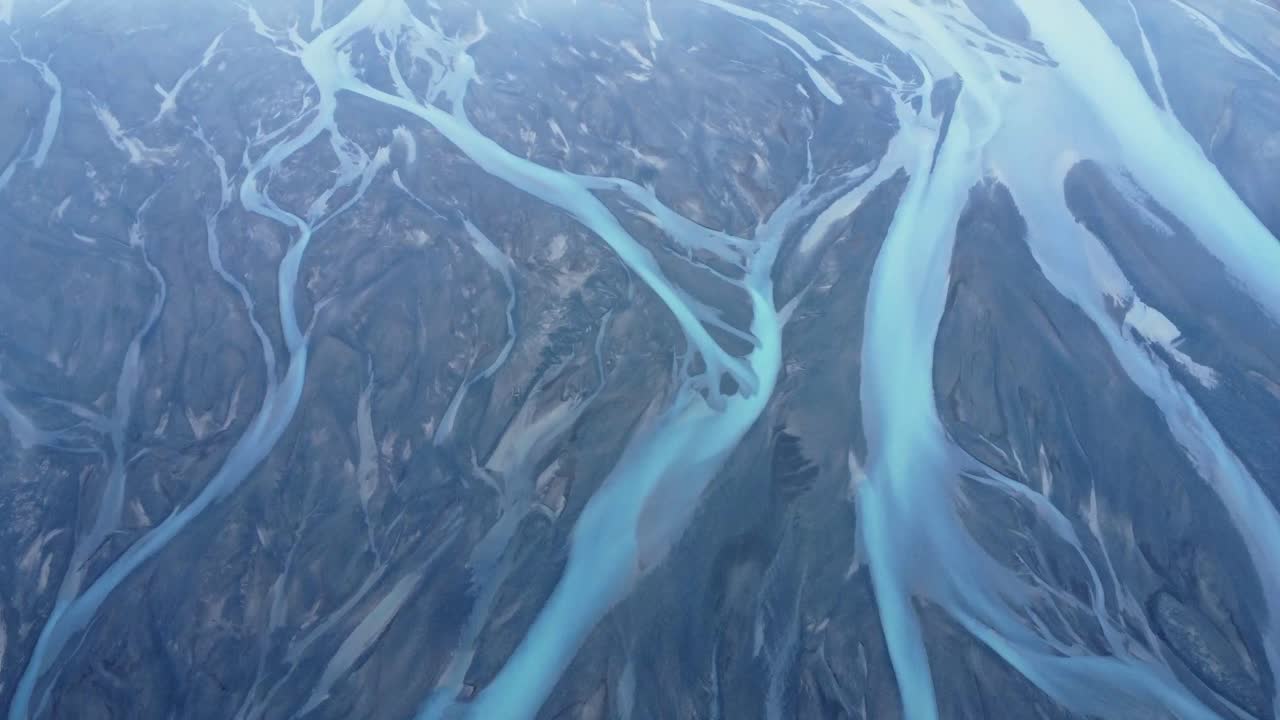 захватывающий вид с воздуха, если устье реки в природе