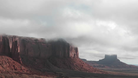 arroyo de nubes sobre formaciones rocosas en monument valley, utah