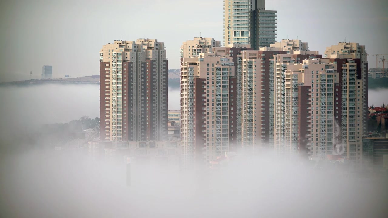 Nevoeiro Denso Cobrindo Arranha-céus Residenciais Modernos na Cidade