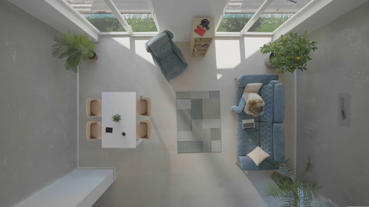 mujer usando tecnología moderna