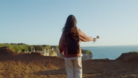 mujer feliz disfrutando de la vista de la costa
