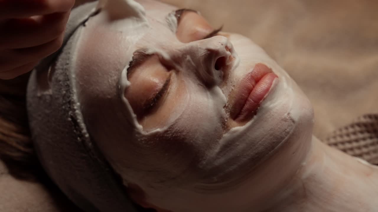 Close-up de Mulher Recebendo Tratamento de Máscara Facial em Spa