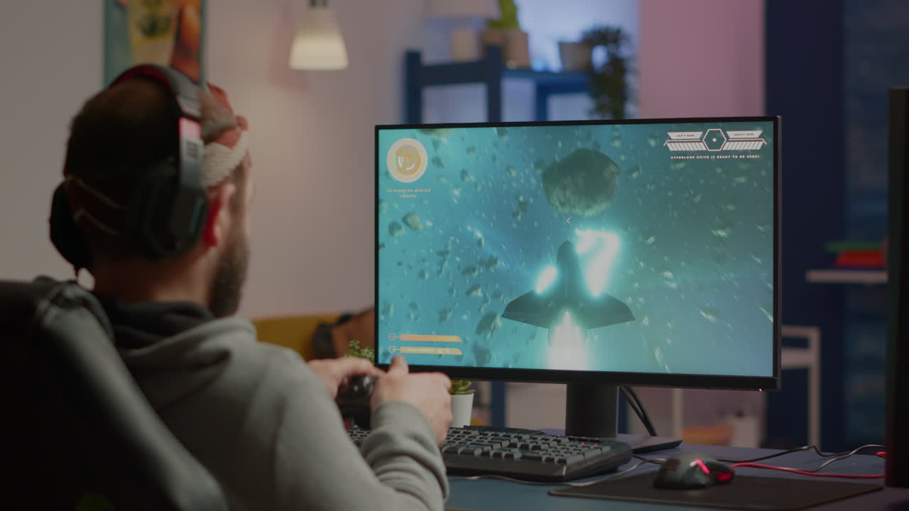 프로 남자 게이머가 밤 늦게 강력한 개인 컴퓨터에서 비디오 게임을하고 있습니다.