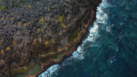 Extracción-Aérea-De-Cap-Des-Pins-En-La-Isla-De-Lifou,-Escarpados-Acantilados-De-La-Costa-Del-Pacífico