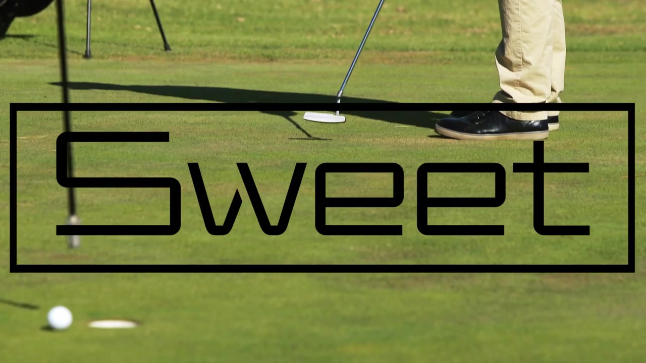 Golfer lijnt putt uit, zet slag in, richt op hole op de green. Mooie overlay met glitch-effect terwijl bal rolt.