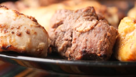 Seekh-kabab,-bread,-and-sauce-on-a-plate