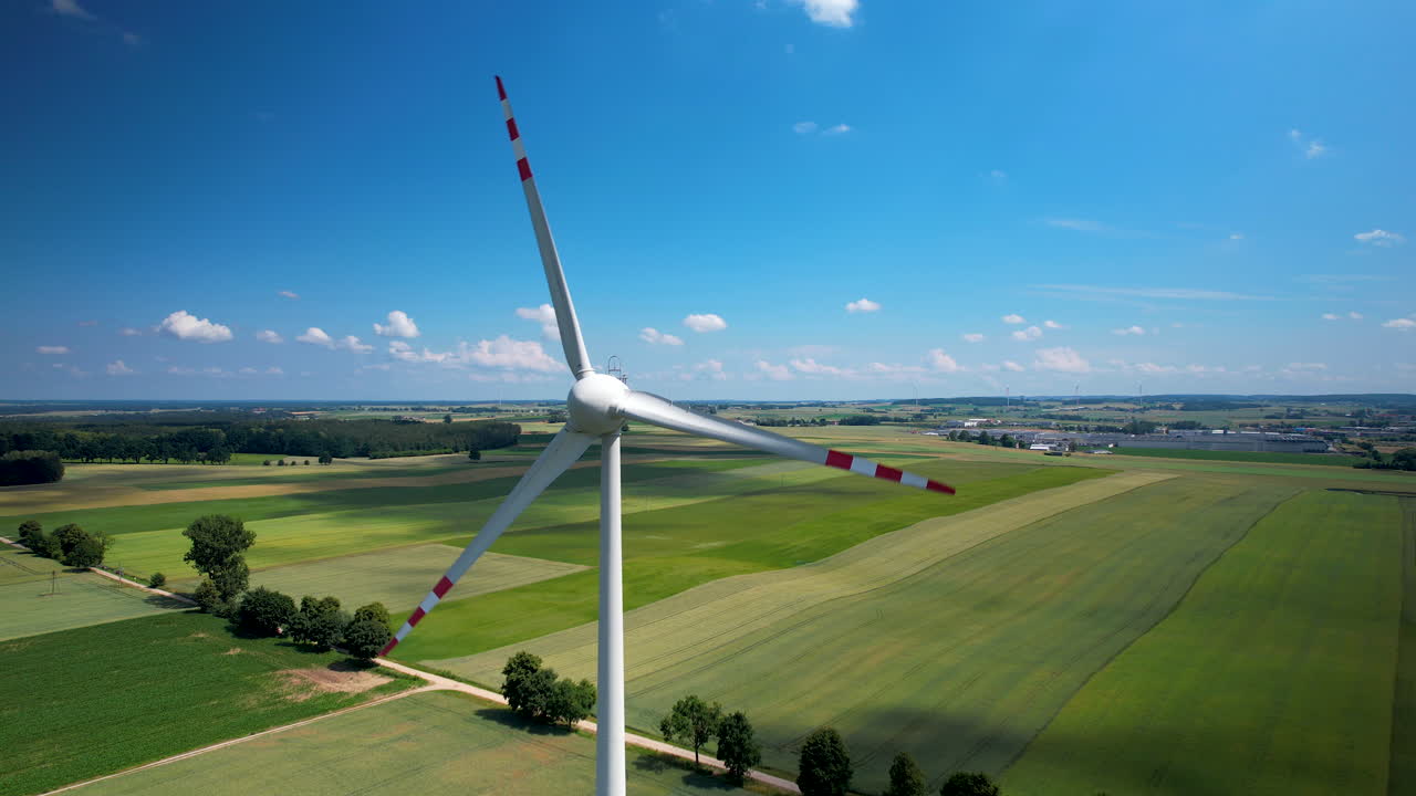 드론은 시골  ⁇  위에서 회전하는  ⁇ 은  ⁇  풍차 터빈에서 물러납니다.