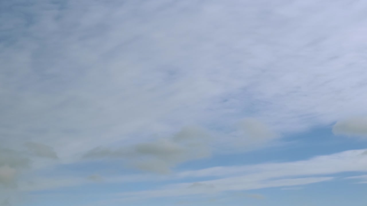 2개의 서로 다른 수준에서 구름이 움직이는 시간 경과