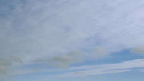 un lapso de tiempo con nubes en movimiento en 2 niveles diferentes
