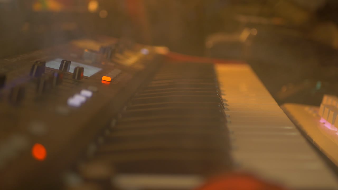 Tastiera di pianoforte d'epoca avvolta dal fumo