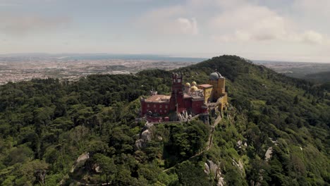 Pena-Palace,-Castillo-En-La-Cima-De-Una-Colina-Rodeado-De-Un-Frondoso-Bosque-En-Sintra,-Lisboa,-Portugal