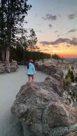 Mujer-Joven-En-El-Mirador-Al-Atardecer,-El-Gran-Cañón-Del-Parque-Nacional-Yellowstone,-Wyoming,-EE.UU.