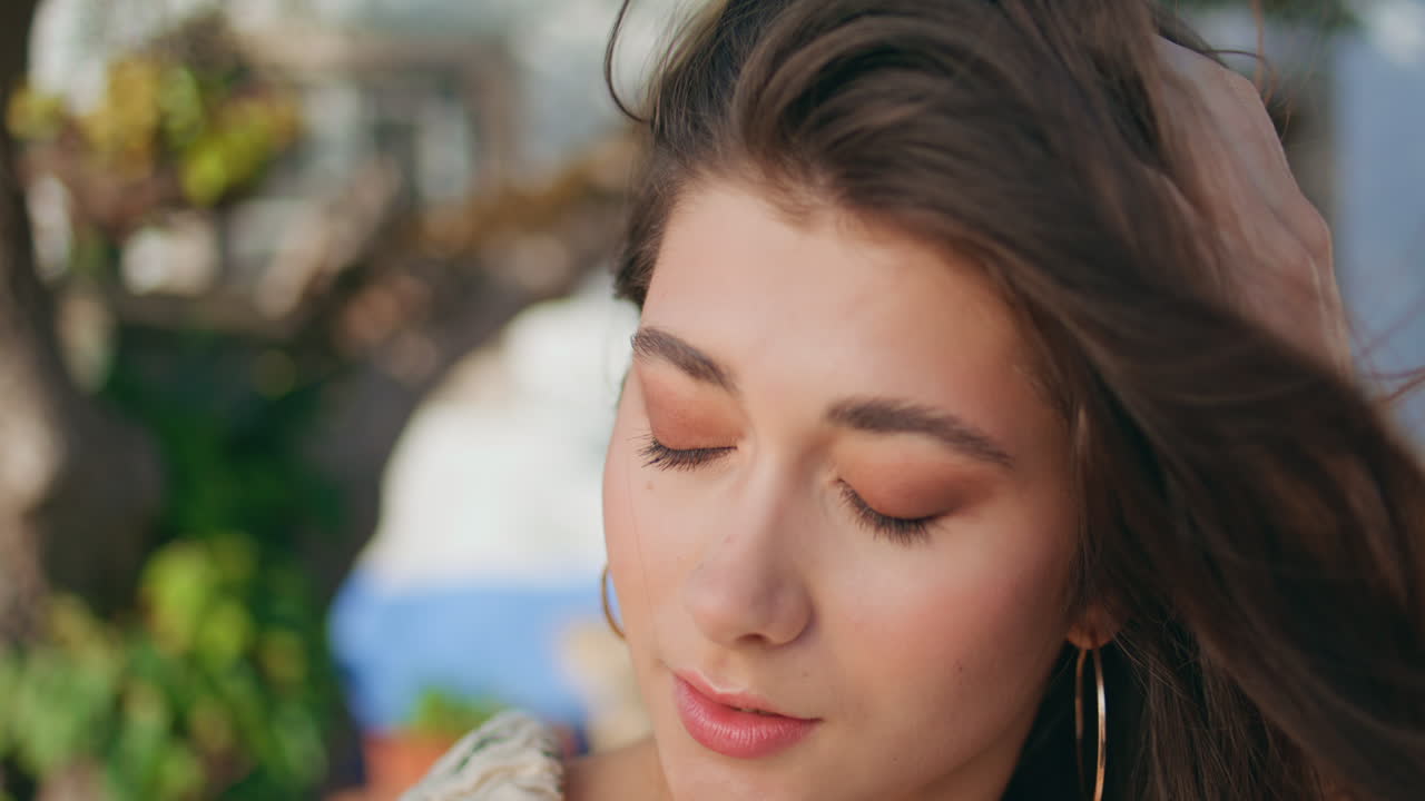 로맨틱한 초상화 모델 미소 짓는 카메라 흐릿한 자연 배경. 포즈를 취하는 여인