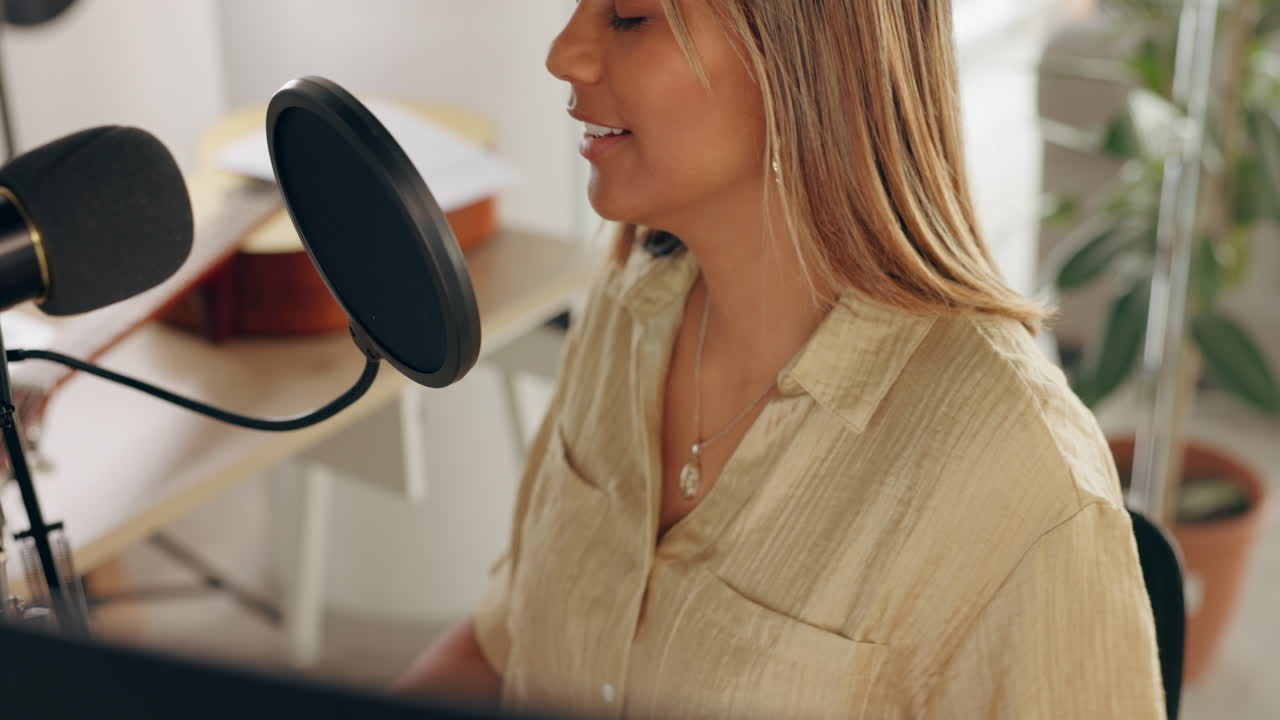 Musikk, sang og podkast med en kvinnelig artist