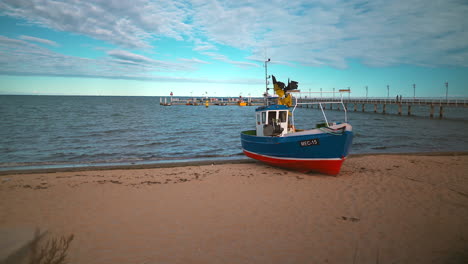 barco de pesca amarrado en una hermosa playa