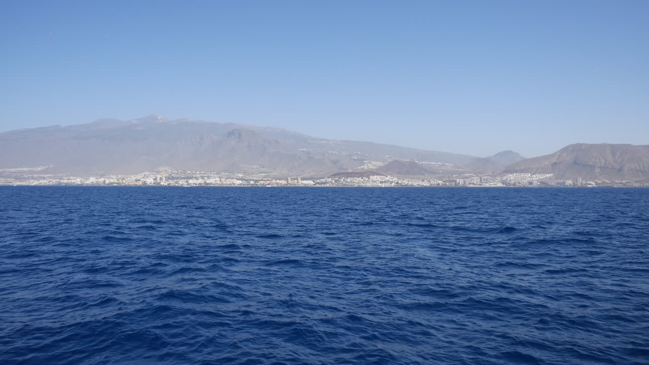 멀리서 산악 해안선과 함께 바다 풍경, 은 파란 하늘