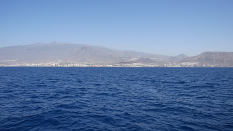 Meerblick-Mit-Bergiger-Küste-In-Der-Ferne,-Klarer-Blauer-Himmel