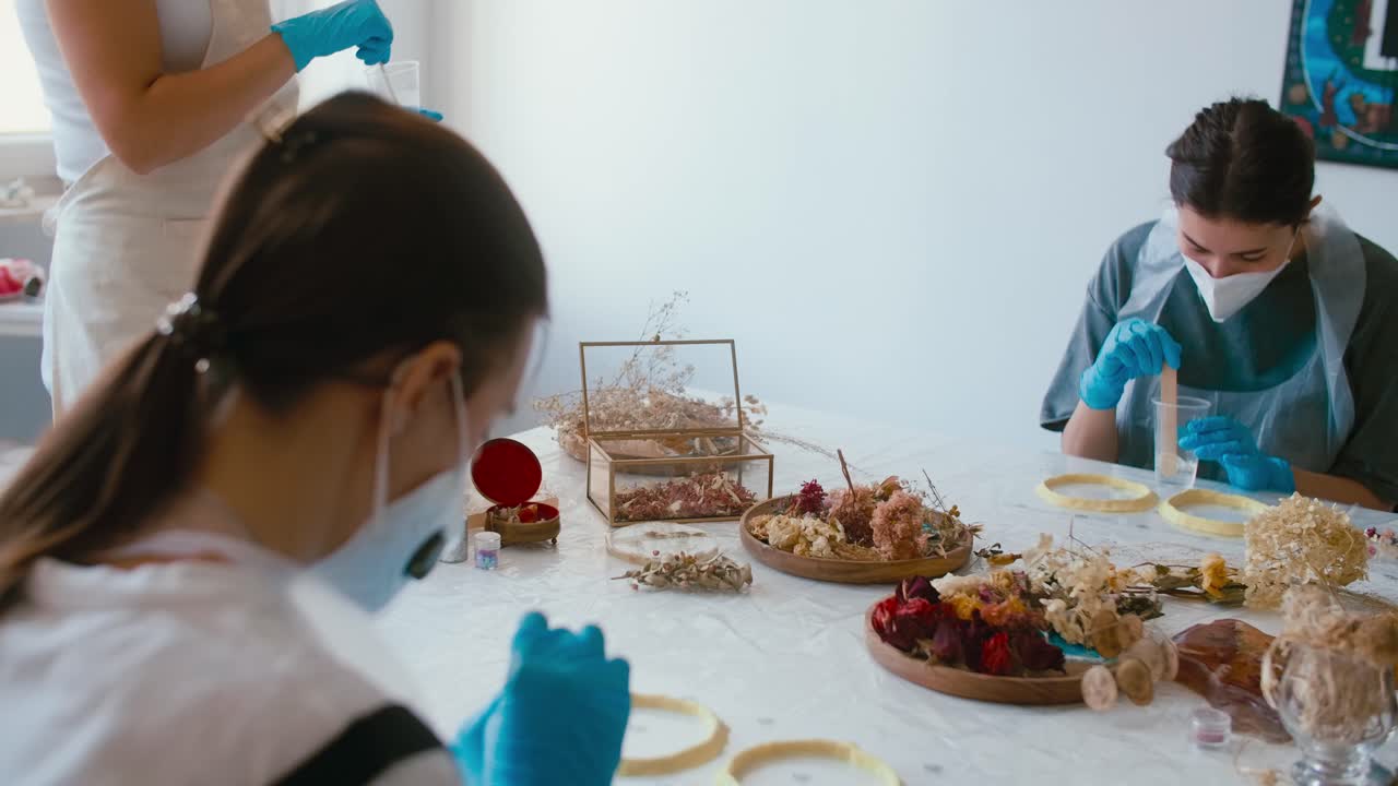 Laboratorio di arte in resina con fiori secchi
