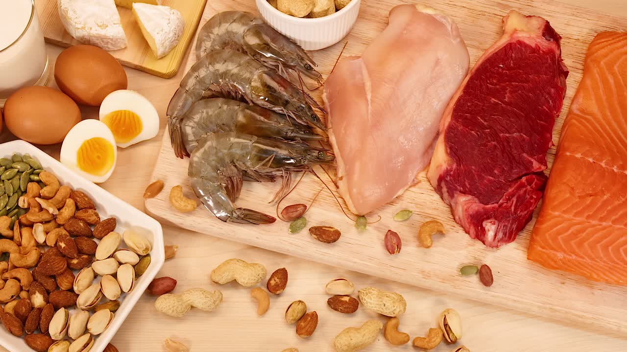 variedad de carnes, nueces y huevos dispuestos juntos