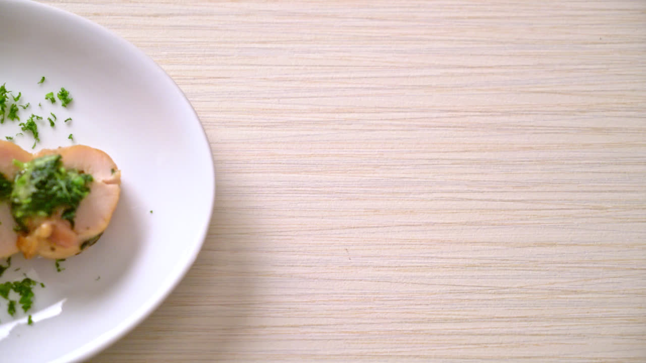 접시에 시금치와 치즈로 채워진 닭 가슴살