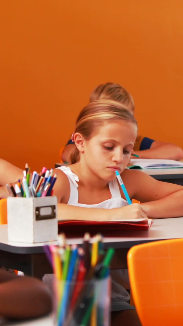 Animazione di icone scolastiche sopra bambini a scuola.