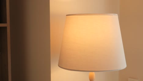 lámpara de mesa blanca