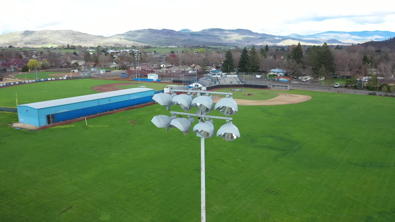 야구장과 소프트볼장이 배경에 있는 경기장 조명의 공중 전망