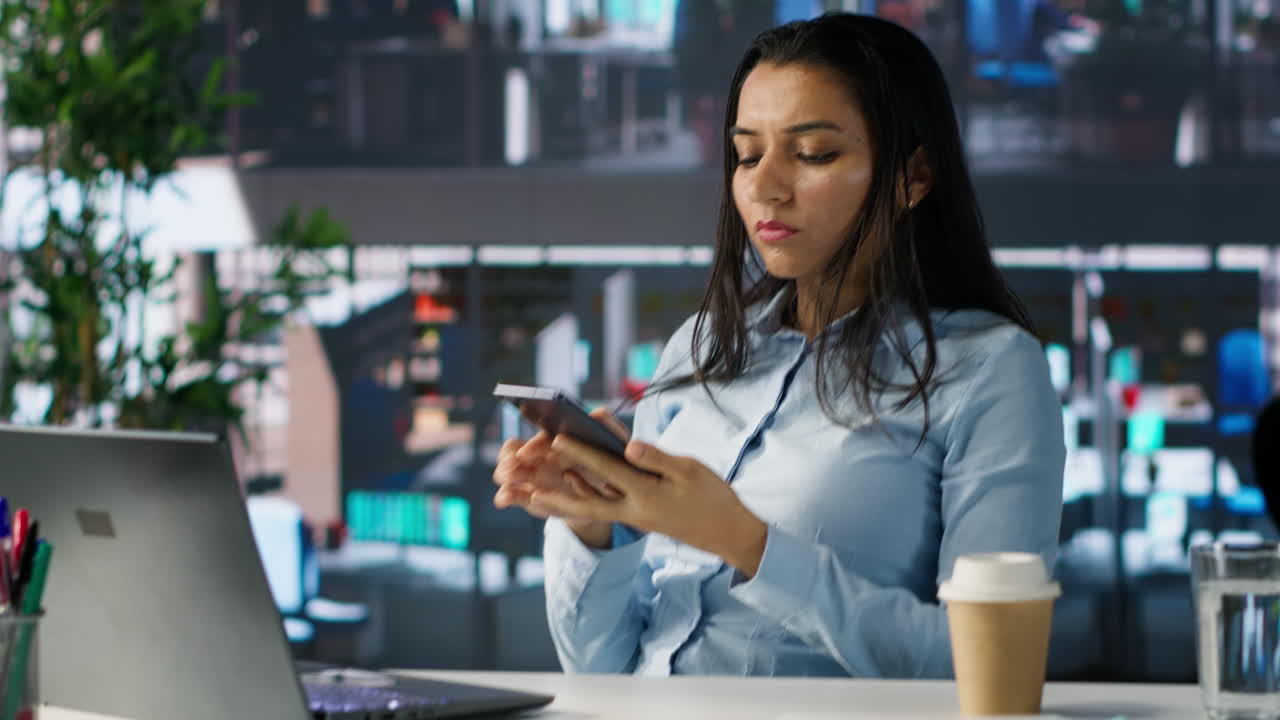 mujer trabajando en un escritorio en la oficina