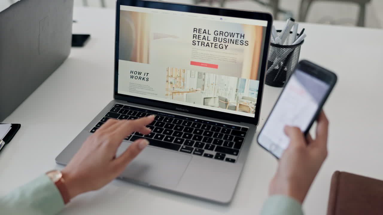 negocio, persona y manos con teléfono