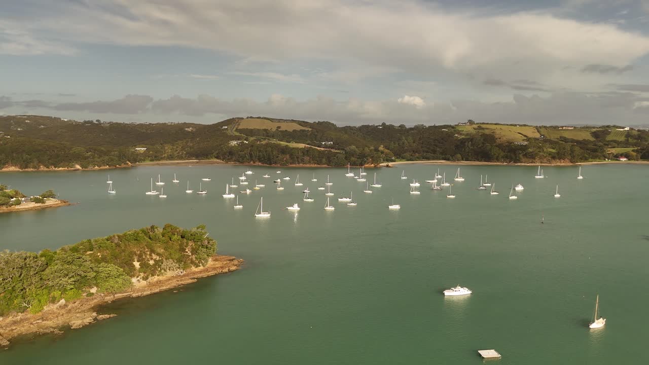Panoramic ocean view with moored sailboats and yachts at Shelly Beach in the Surfdale area of ​​Waiheke Island, New Zealand.