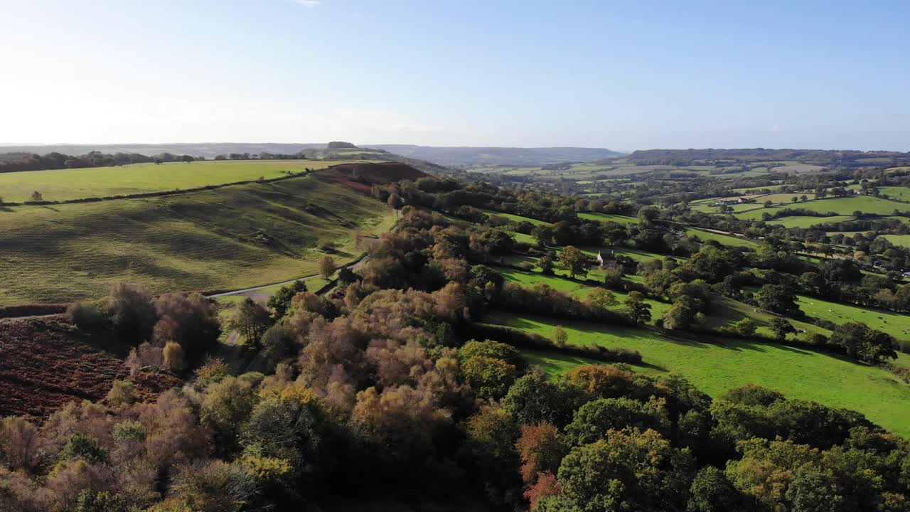 toma aérea lateral ascendente del valle de la nutria desde hartridge hill, devon, inglaterra