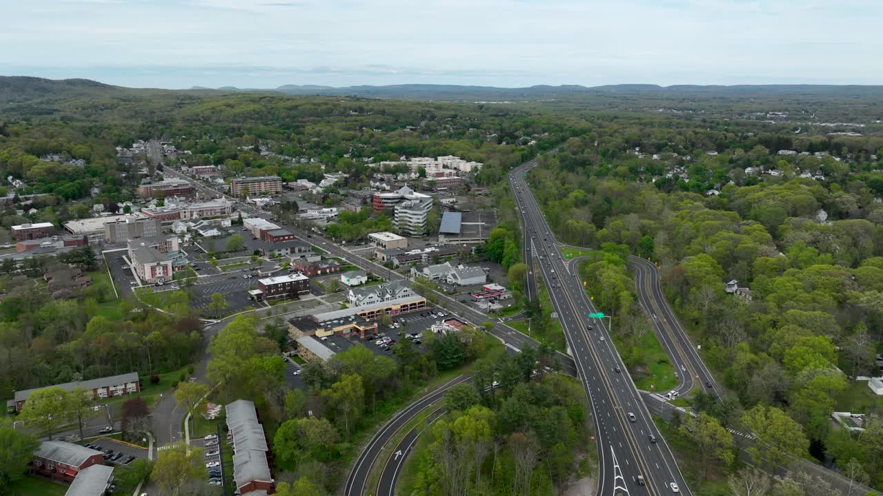 hiperlapso de una autopista ocupada durante la hora de la puesta del sol