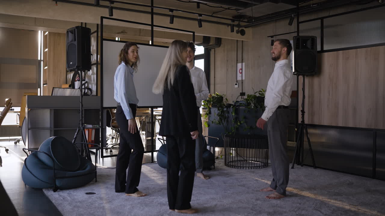 деловая встреча в современном офисе