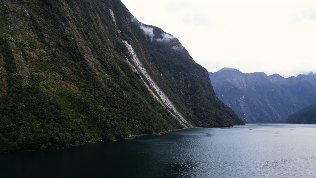 Malowniczy fiord Milford Sound w Nowej Zelandii ze zboczem zniszczonym przez masywne osuwisko