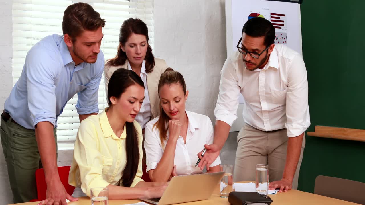 equipo de negocios casual teniendo una reunión usando una computadora portátil