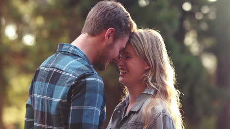 Pareja-Feliz-Siendo-Románticos-Juntos