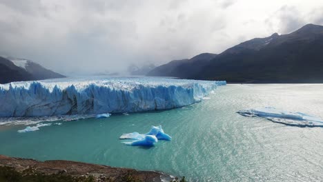 Patagonian-Landscape-of-Perito-Moreno-Glacier,-Frozen-Formation,-Cold-Lake-Water-in-Argentina,-Andean-Cordillera,-Los-Glaciares-National-Park