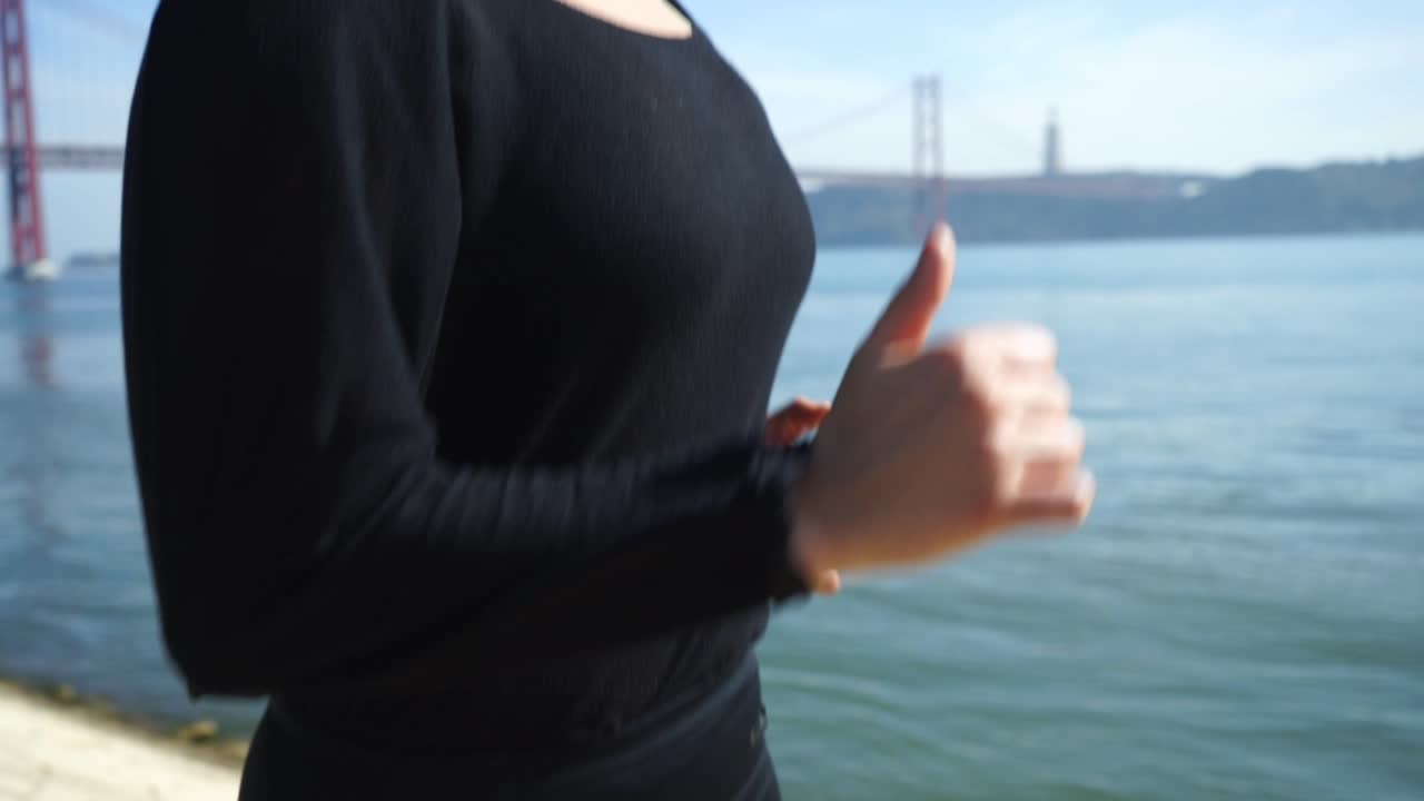 강 근처에서 조 ⁇ 하는 스포츠 여자 의 중간 섹션