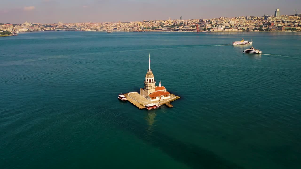 Menara Gadis, juga dikenal sebagai Menara Leander. Pemandangan udara dari Istanbul.