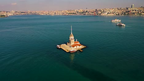 torre de la doncella también conocida como torre de leandro vista aérea desde estambul.