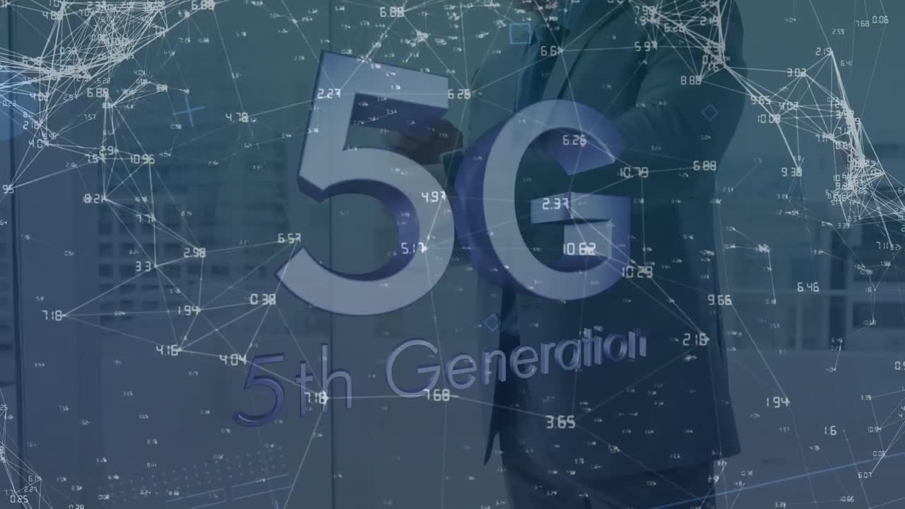 animazione di connessioni con icone e 5g su uomo caucasico che usa smartwatch