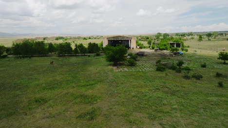 Verlassener-Hangar-Und-Start--Und-Landebahn-Mit-Lastwagen-Auf-Dem-Militärflugplatz-Shiraki