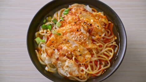 fideos ramen con gyoza o albóndigas de cerdo - estilo de comida asiática