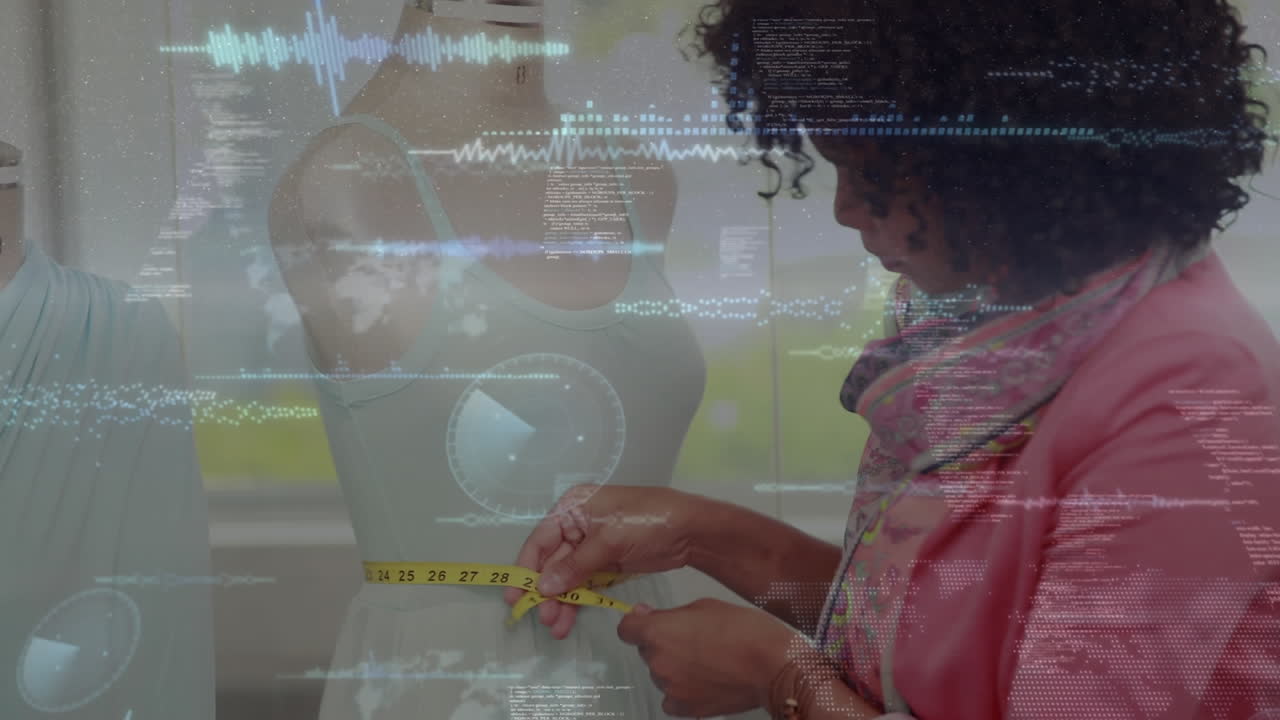 animación del procesamiento de datos sobre una mujer haciendo ropa en un maniquí