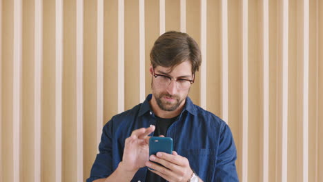 Glücklicher-Mann,-Telefon-Und-Zoom-Auf-Dem-Bildschirm-Mit-Brille