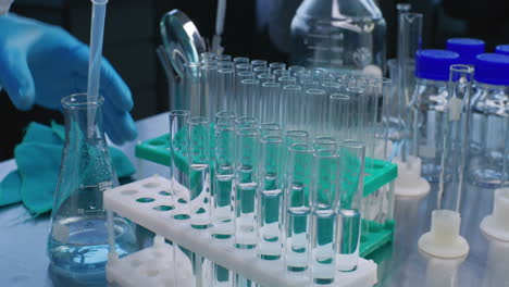 experimento de laboratorio con tubos de ensayo y líquido