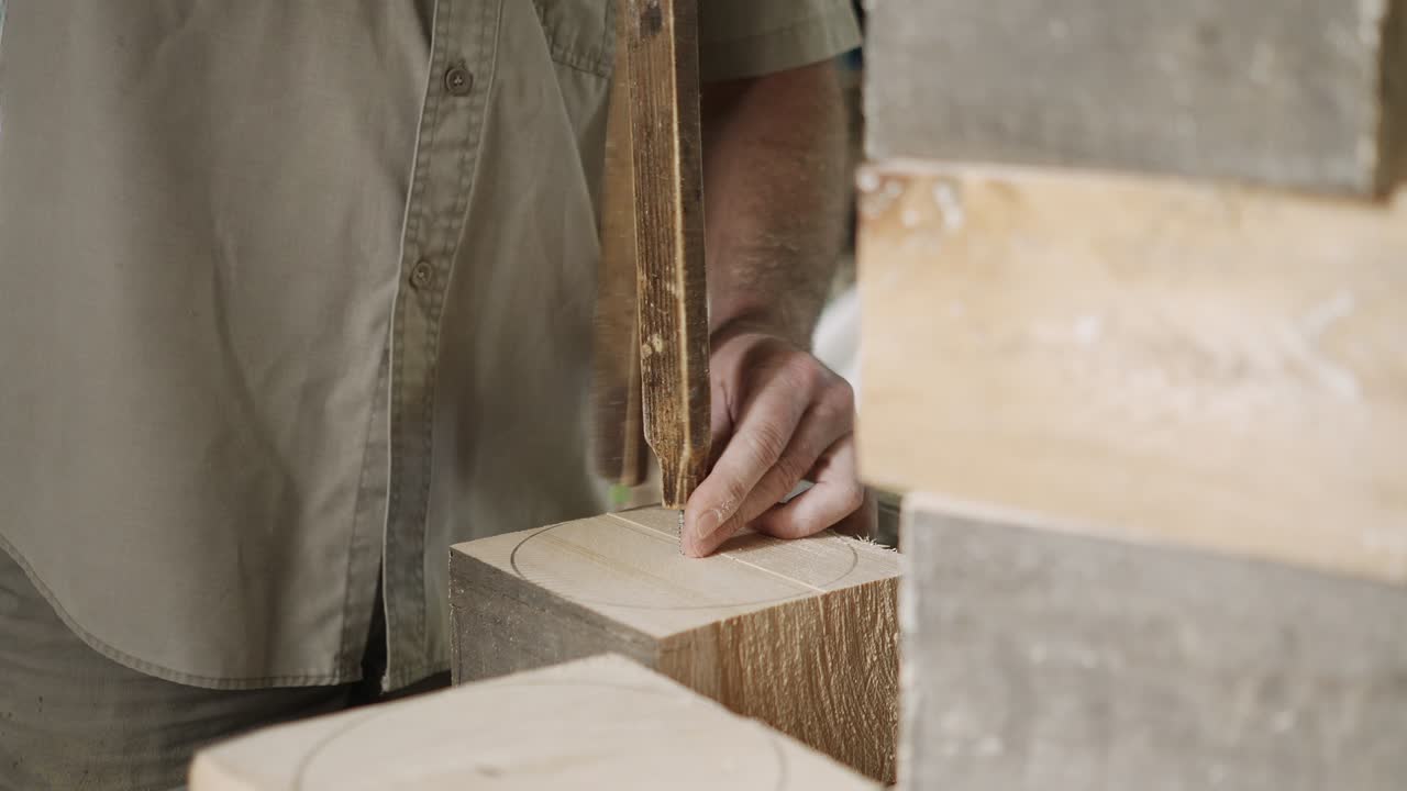 un carpintero procesa piezas de madera en un taller de carpintería