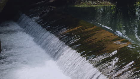 Una-Vista-De-Cerca-De-La-Cascada-En-La-Ciudad